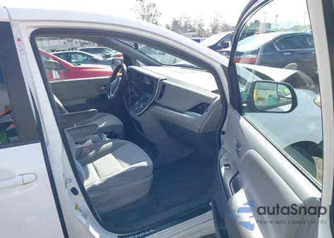 2015 Toyota Sienna Le 8 Passenger z USA, uszkodzony, nr VIN 5TDKK3DC9FS574529